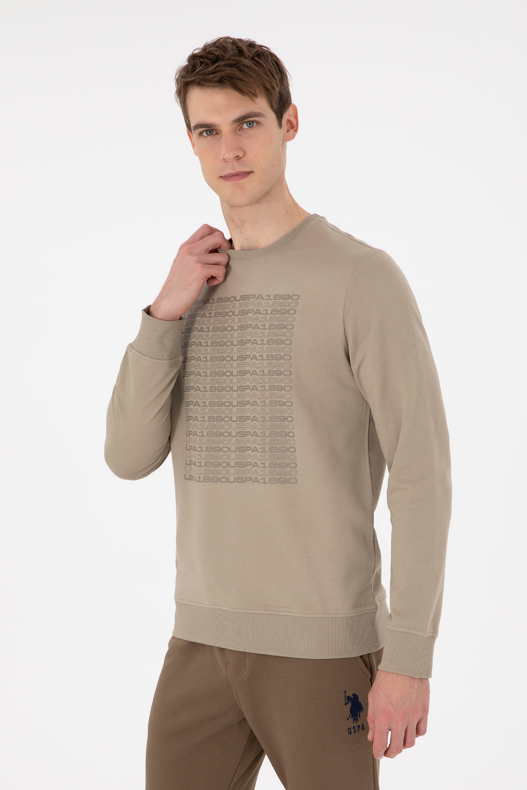 سویشرت یقه گرد خاکی روشن رگولار آستین بلند مردانه یو اس پولو | US POLO ASSN
