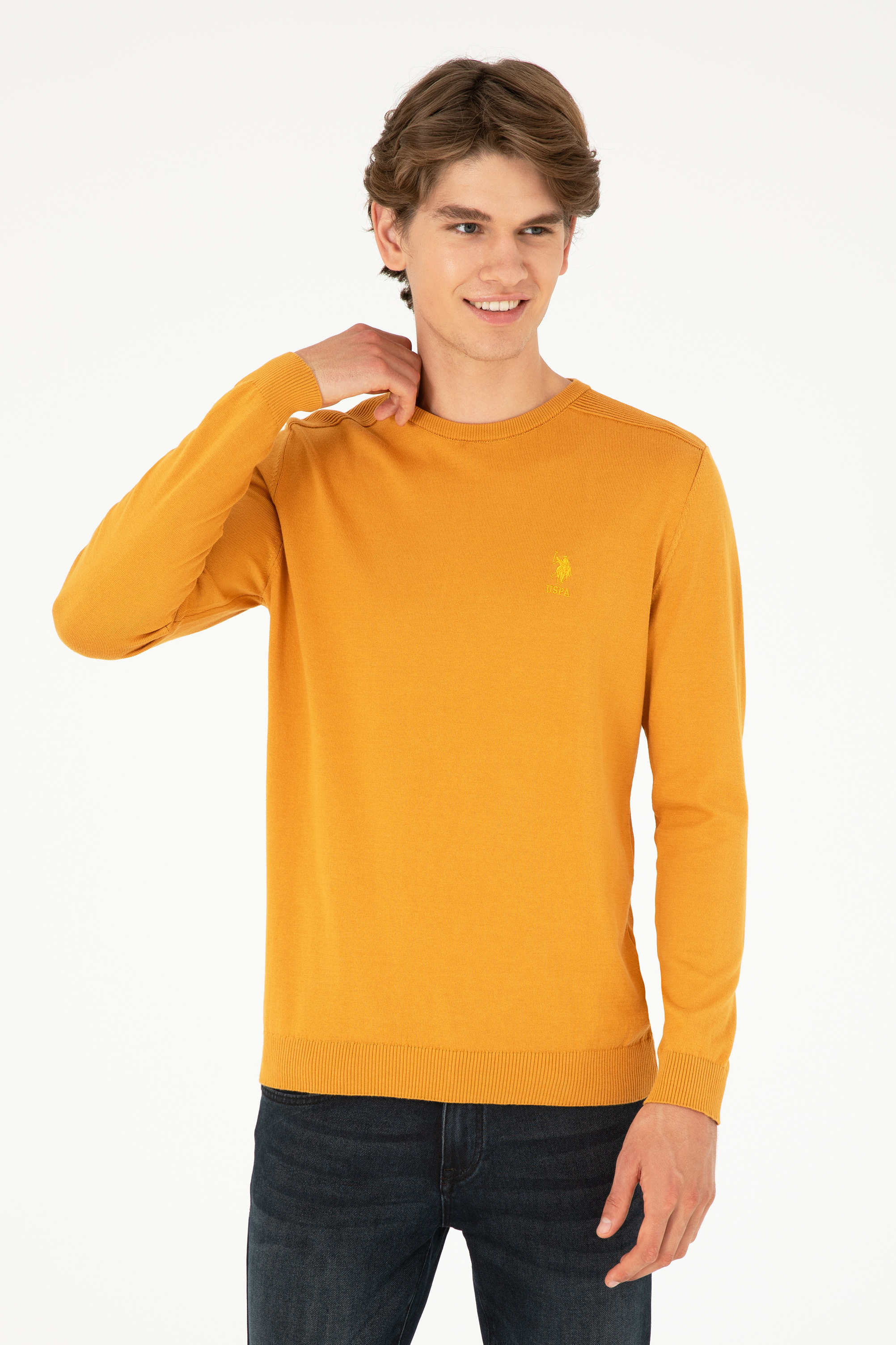 بافت بیسیک یقه گرد خردلی اندامی مردانه یو اس پولو | US POLO ASSN