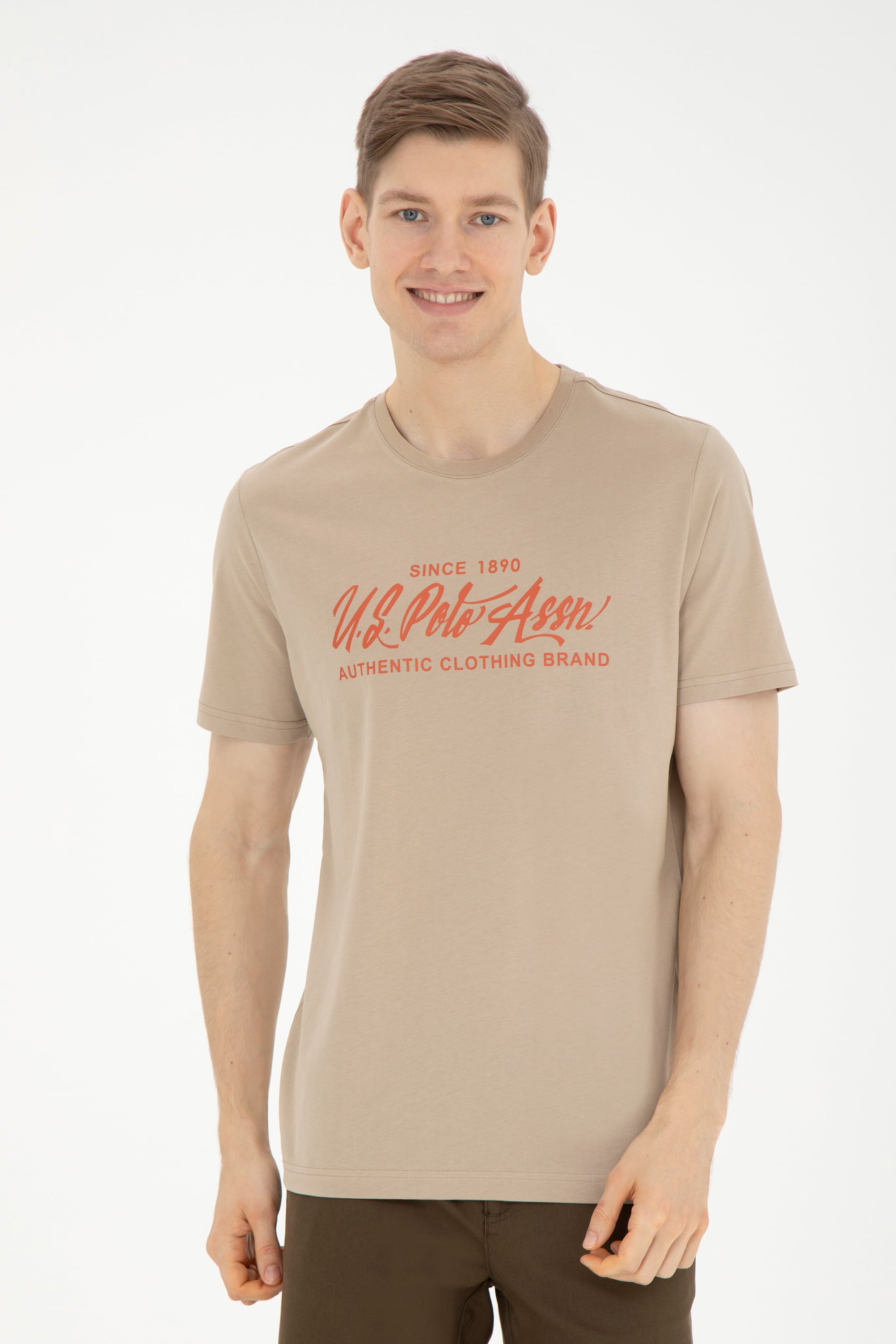 پولوشرت یقه گرد خاکی روشن رگولار آستین کوتاه مردانه یو اس پولو | US POLO ASSN