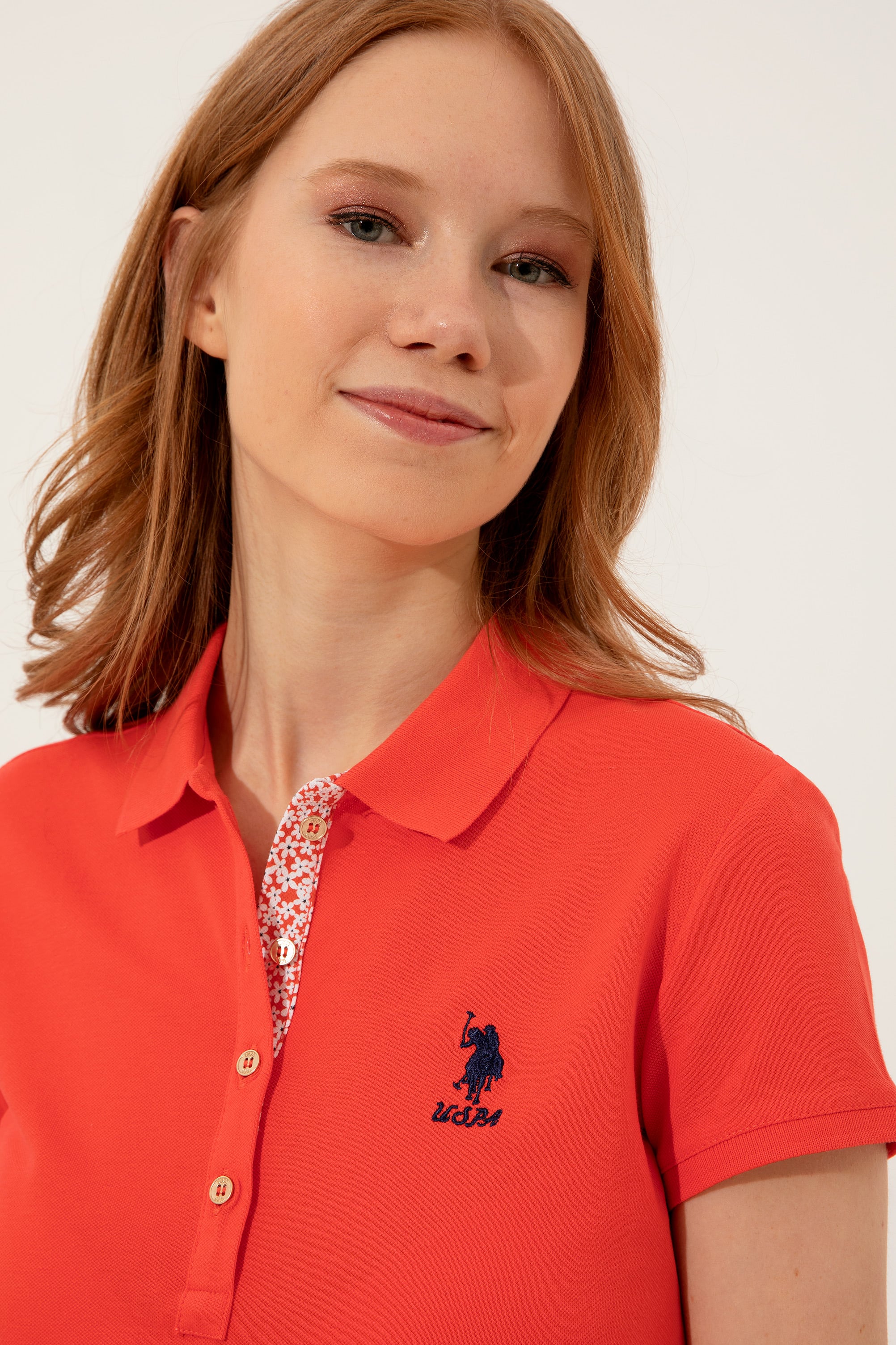 تی شرت یقه پولو قرمز اندامی آستین کوتاه زنانه یو اس پولو | US POLO ASSN