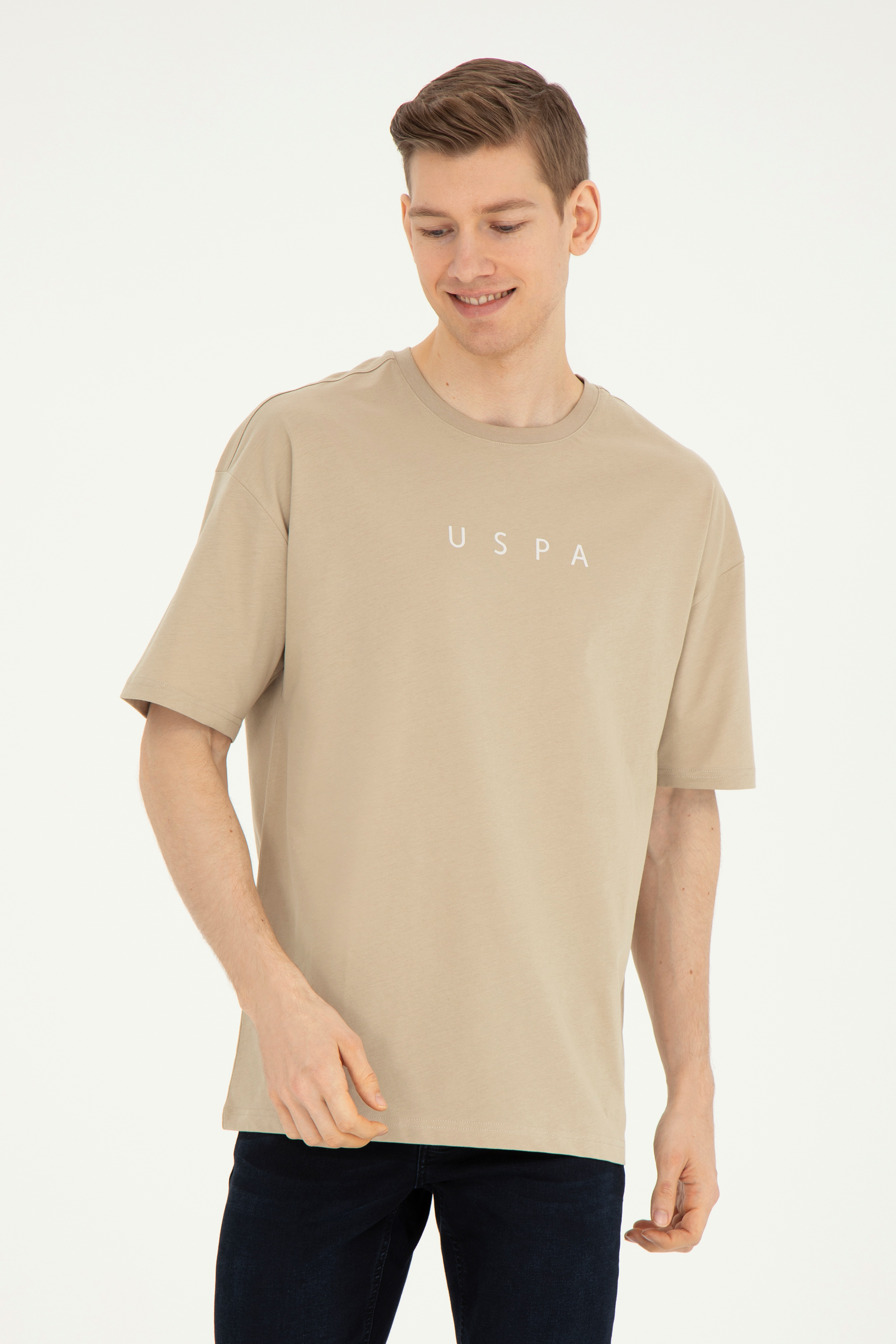 تی شرت یقه گرد کامفورت فیت یقه گرد خاکی روشن ریلکس آستین کوتاه مردانه یو اس پولو | US POLO ASSN